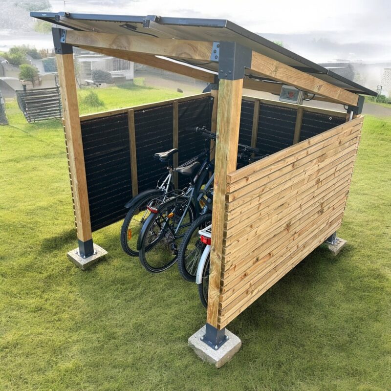 abri velo solaire en bois dans jardin